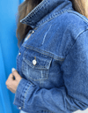 Iconic : Blouson en jean upcyclé avec capuche amovible