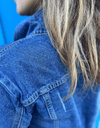 Iconic : Blouson en jean upcyclé avec capuche amovible